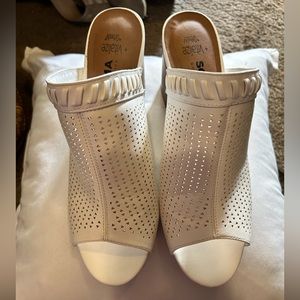 🍀3/$15 - 10 Sonoma Women’s white sandals, EUC🍀